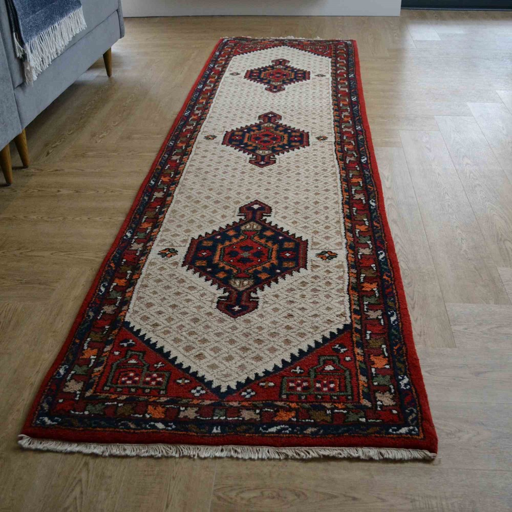 Hanadan Traditional Hand Knotted Wool Runner Rug in Red